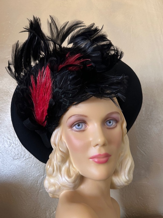 FABULOUS 1970\'s DESIGNER BLACK FELT WIDE BRIM HAT + RED/BLACK FEATHER SPRAY main image 4
